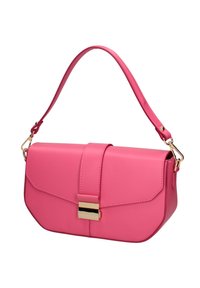 Sac à bandoulière en cuir rose avec une fermeture rectangulaire en or, un rabat incurvé et une seule sangle réglable attachée par des crochets en or.