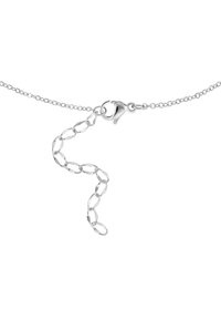 Collier en argent avec des maillons allongés, doté d'un fermoir en mousqueton. Texture lisse, design minimaliste et finition polie.