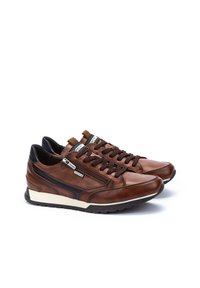 Sneaker in pelle marrone con punta rotonda, accenti neri e una suola intermedia bianca. Presentano lacci e una zip laterale per una facile indossatura.