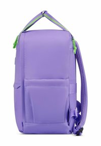 Zaino viola realizzato in tessuto resistente, dotato di una tasca frontale, spallacci imbottiti e accenti verdi sul manico e sulle cerniere.