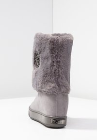 Guess Kotníkové boty na klínu - light grey
