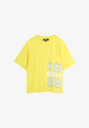 T-shirt en coton jaune à manches courtes, col rond, avec un imprimé graphique des chiffres 10, DKNY et 89 en blanc et gris.