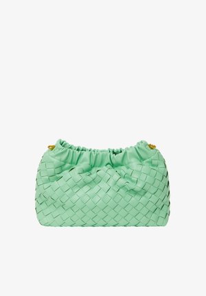 Sac à main en cuir tressé vert menthe avec un haut froncé et des accessoires en or. Présente une surface texturée et une forme rectangulaire compacte.