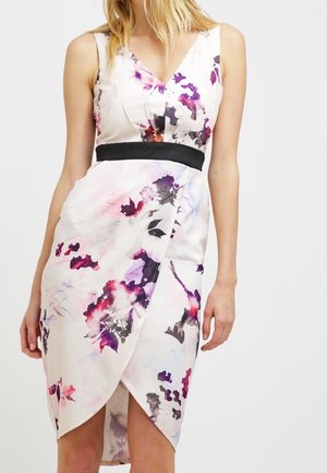 Robe portefeuille florale en crème pâle avec des motifs aquarelle violets et roses, dotée d'une taille noire et d'un décolleté en V. Finition en tissu lisse.