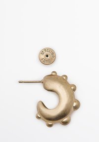 Goldfarbene Creolen mit geschwungener Form und runden Akzenten. Enthält einen separaten Stecker mit graviertem Branding.