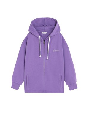 Sudadera con capucha morada con cremallera, cordones blancos, bolsillos delanteros, puños acanalados y pequeño logo en cursiva en el pecho izquierdo.