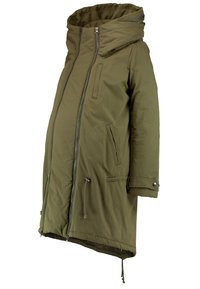 Olivgrön vadderad parkas med hög krage, justerbara dragsko och flera dragkedjefickor. Har en slät, strukturerad yta.