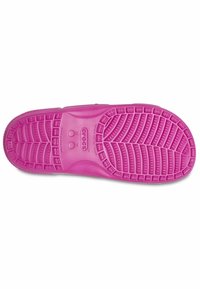 Rosa gummisula med texturerade greppmönster och dräneringshål. Inkluderar varumärkeslogotyp och detaljer för anpassad passform för komfort.
