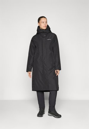 Lange zwarte waterdichte jas met capuchon, voorzien van een ritssluiting, twee zijzakken en een logo aan de bovenkant aan de linkerkant.