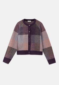 Gebreide cardigan in schakeringen van paars, grijs en beige, met een geruit patroon, ronde hals en een knoopsluiting aan de voorkant.