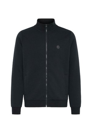 Sudadera negra con cremallera y cuello alto, puños acanalados y dos bolsillos laterales. Presenta un pequeño logo en el pecho. Textura de tela suave.
