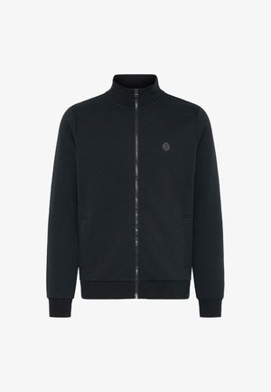 Svart zip-up hettegenser med høy krage, ribbede mansjetter og to sidelommer. Har en liten logo på brystet. Myk stofftekstur.