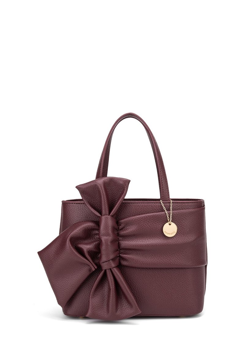 Borsa in pelle borgogna con texture, dotata di un grande fiocco su un lato e un charm dorato attaccato a una catena. Manici doppi per il trasporto.
