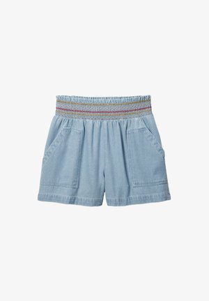Shorts en denim bleu clair avec une taille élastique froncée et des coutures multicolores. Deux poches avant et une coupe décontractée.