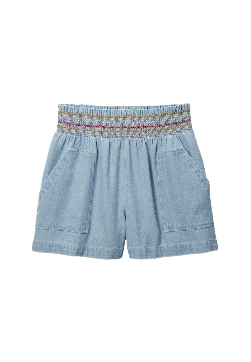 Shorts en denim bleu clair avec une taille élastique froncée et des coutures multicolores. Deux poches avant et une coupe décontractée.