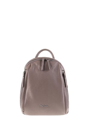 Piccolo zaino in pelle malva con tasche anteriori e laterali con cerniera, manico superiore e targhetta in metallo con logo alla base.