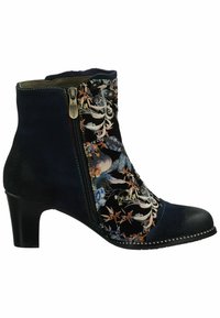 Stivaletti con tacco alto in suede blu scuro, arricchiti da ricami floreali e dettagli con zip. Presentano un tessuto testurizzato e cuciture decorative lungo il bordo.