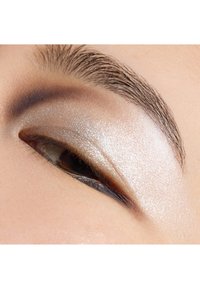 Nahaufnahme eines Auges mit schimmerndem silbernem Lidschatten, weichen braunen Tönen in der Lidfalte und definiertem dunklem Eyeliner, umrahmt von dunklen Augenbrauen.