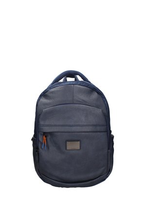 Zaino in pelle blu scuro con tasca frontale con zip, doppie tirette blu e arancioni e un'etichetta metallica rettangolare su sfondo bianco.
