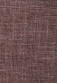 Tessuto texture in un profondo bordeaux con un motivo a quadri. La trama appare densa e strutturata, offrendo una leggera lucentezza.