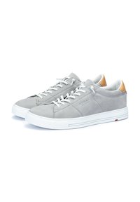 Graue Wildledersneaker mit weißen Gummisohlen, flachen Schnürsenkeln und einem Akzent aus braunem Leder an der Ferse. Sie besitzen ein schlankes, minimalistisches Design.