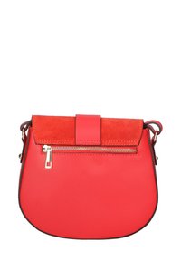 Borsa a tracolla rossa in pelle con patta superiore in suede, forma arrotondata, dettagli in cerniera dorata e tracolla regolabile. Texture liscia con materiali a contrasto.