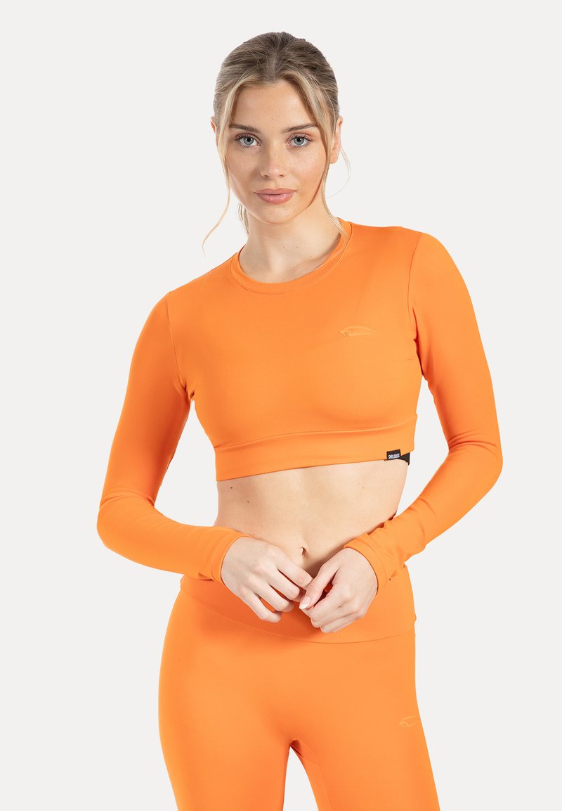 Oranje cropped top met lange mouwen, gemaakt van rekbaar materiaal, met een aansluitend ontwerp, een ronde halslijn en een geborduurd logodetail.