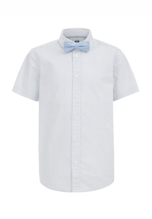 Camicia bianca a maniche corte con un leggero motivo a diamante, bottoni frontali e papillon azzurro chiaro sul colletto.