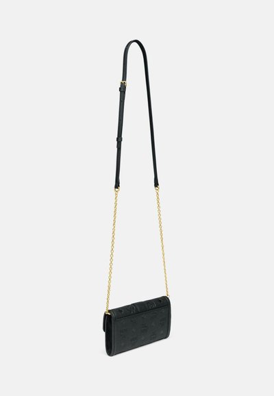 Sort læder crossbody pung med præget logo, guld kæde og justerbar sort strop på hvid baggrund.