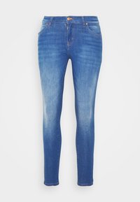 Vaqueros ajustados de denim, de color azul medio, con un ligero deslavado, cierre de botón y diseño de cinco bolsillos.