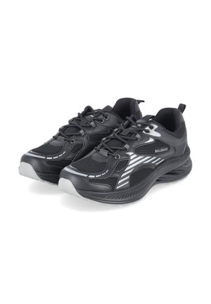 Czarne i szare sportowe buty Bullboxer z panelami z siateczki, zapinane na sznurowadła, z wygodnymi podeszwami, umieszczone obok siebie na białym tle.