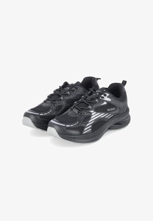 Schwarze und graue Bullboxer Sportschuhe mit Mesh-Einsätzen, Schnürverschluss und gepolsterten Sohlen nebeneinander auf weißem Hintergrund.