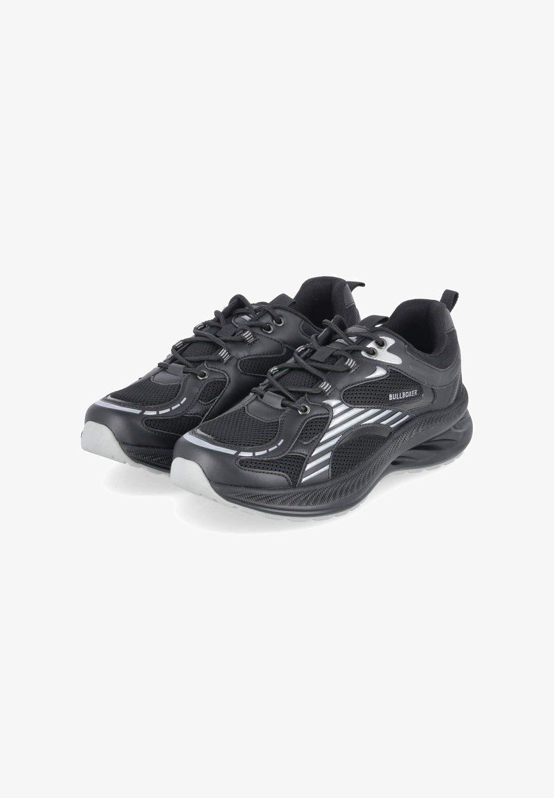 Chaussures de sport Bullboxer noires et grises avec panneaux en mesh, fermeture à lacets et semelles rembourrées placées côte à côte sur fond blanc.
