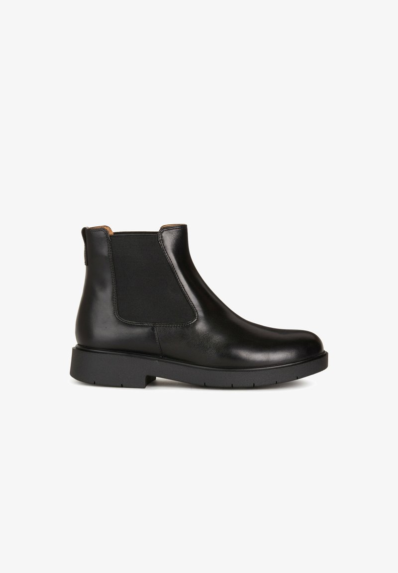 Bottine Chelsea en cuir noir avec panneau latéral élastique et semelle basse et épaisse, montrée de profil sur fond blanc.