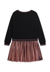 Schwarzes Sweatshirt mit langen Ärmeln und runder Ausschnitt, verbunden mit einem plissierten metallischen Rock in Roségold, verziert mit einem gestreiften Saum.