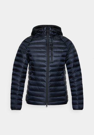 Mornarska puhovka z kapuco, ki ima horizontalno prešito zasnovo, polni sprednji zadrgo in elastične manšete za udoben oprijem.