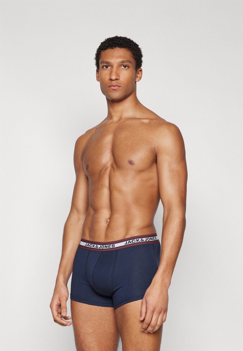 Marineblaue Boxershorts mit passgenauer Form und elastischem Bund, der ein rotes und weißes Logo zeigt. Weicher Stoff mit glatter Textur.