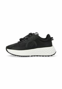 Baskets de sport noires avec une tige texturée, un col rembourré et une semelle intermédiaire texturée blanche. Dotées d'une semelle extérieure en caoutchouc noir et d'un détail logo.