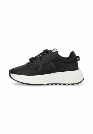 Baskets de sport noires avec une tige texturée, un col rembourré et une semelle intermédiaire texturée blanche. Dotées d'une semelle extérieure en caoutchouc noir et d'un détail logo.