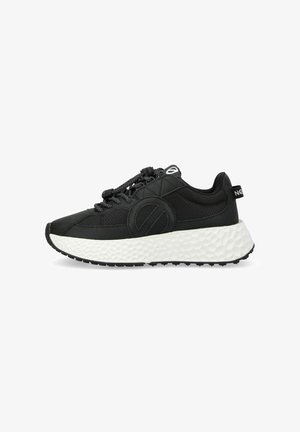 Baskets de sport noires avec une tige texturée, un col rembourré et une semelle intermédiaire texturée blanche. Dotées d'une semelle extérieure en caoutchouc noir et d'un détail logo.