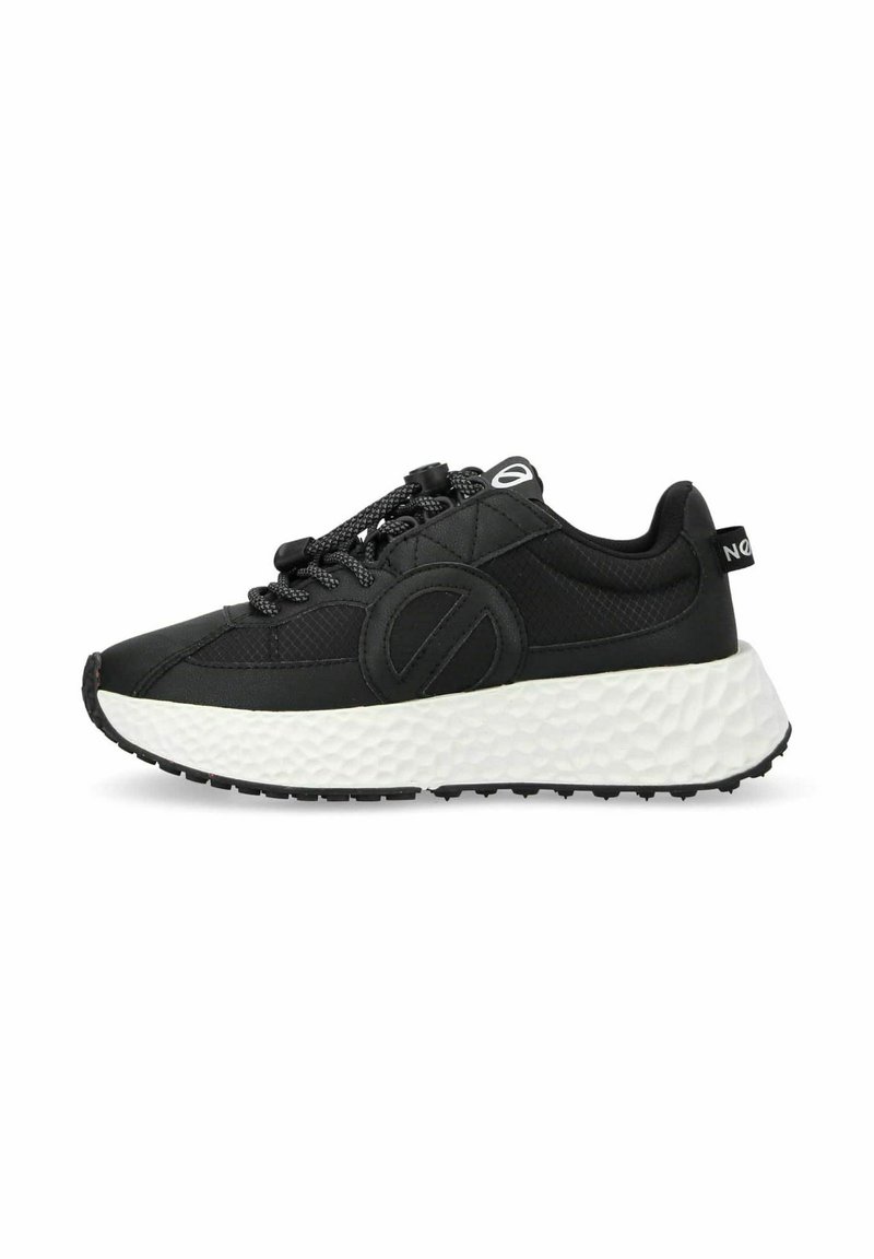 Baskets de sport noires avec une tige texturée, un col rembourré et une semelle intermédiaire texturée blanche. Dotées d'une semelle extérieure en caoutchouc noir et d'un détail logo.