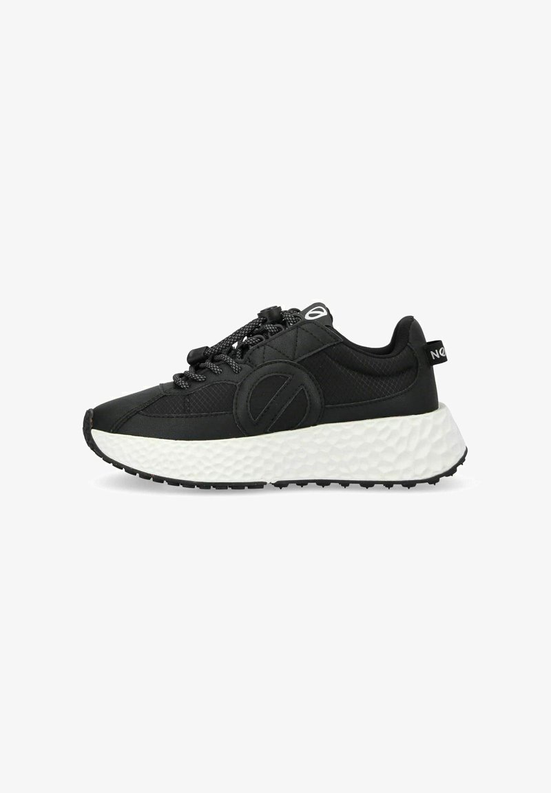 Baskets de sport noires avec une tige texturée, un col rembourré et une semelle intermédiaire texturée blanche. Dotées d'une semelle extérieure en caoutchouc noir et d'un détail logo.