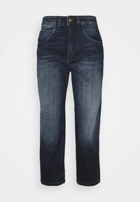 Jeans in denim blu scuro con taglio dritto, cinque tasche e chiusura con bottone. Il tessuto presenta un leggero sbiadimento e cuciture visibili.