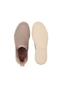 Lys pink ankelhøje sko med en struktureret finish, der har en mønstret elastisk sidepanel og en gummisål med grebstekstur.