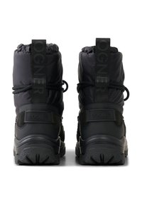 Černé nadýchané zimní boty se zaoblenými špičkami, s nastavitelným stahovacím šňůrkou, značenými poutky a texturovanými gumovými podrážkami pro lepší trakci.