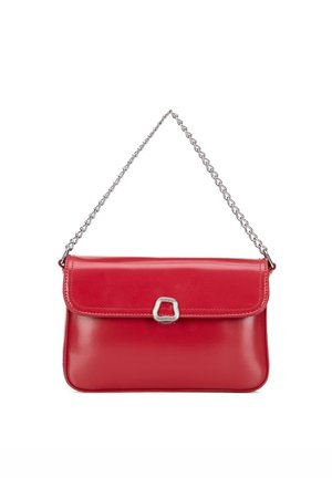 Rote Leder-Umhängetasche mit silberner Kettenriemen und silberner Schnalle auf der vorderen Klappe, vor weißem Hintergrund dargestellt.