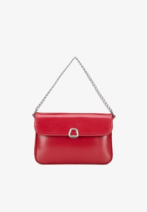 Bolso de hombro de cuero rojo con correa de cadena plateada y cierre plateado en la solapa frontal, mostrado sobre un fondo blanco.