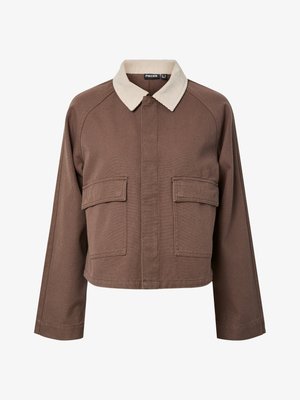 Brun avkortet jakke med kremfarget cordfløyelskrage, to lommer foran og lange ermer. Laget av teksturert stoff.