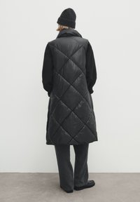 Massimo Dutti Weste - black