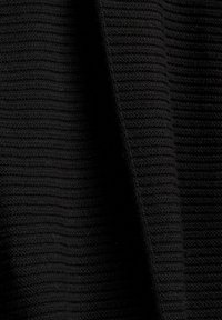 Svart ribbad stickad tyg med en strukturerad yta, som visar horisontella linjer och en mjuk, enhetlig look. Lämplig för kläder eller tillbehör.